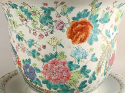 null Cache-pot en porcelaine à décor de fleurs et oiseaux branchés sur son présentoir....