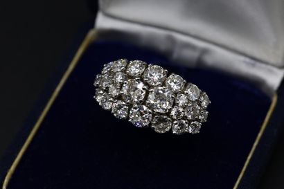 null Bague bandeau en or gris 750 millièmes orné de diamants ronds et un coussin...