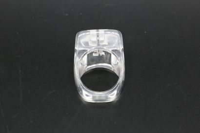 null COURRÈGES, Bague en composite transparent incrusté du sigle de la Maison en...