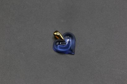 null LALIQUE France, heart pendant in blue pressed glass and gilded metal, in bo...