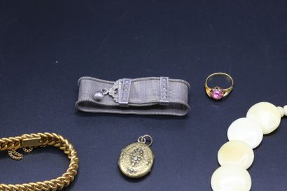 null Ensemble de bijoux fantaisie comprenant collier, broche médaillon, bracelet...