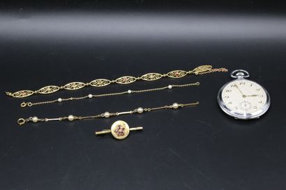 null Deux bracelets en or jaune 750 millièmes, l'un orné de quatre petites perles,...
