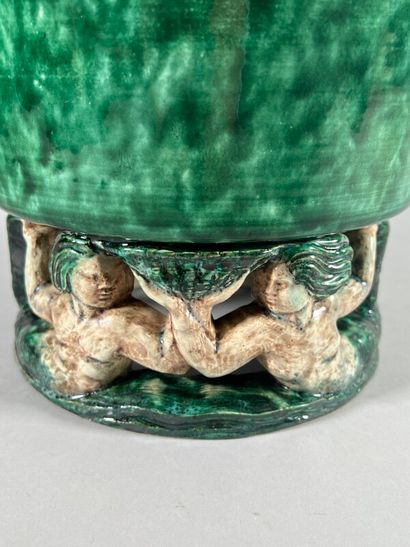 null Robert Meynard - VALLAURIS,

Cache pot en céramique verte, pied ajouré à décor...