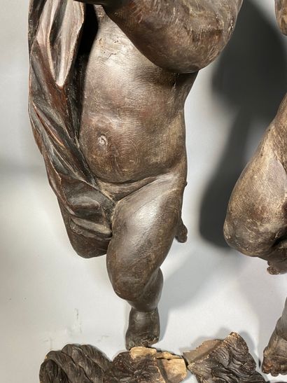 null Paire d'angelots en bois sculpté, 

XVIIIème siècle

H: 110 cm 

(accidents...