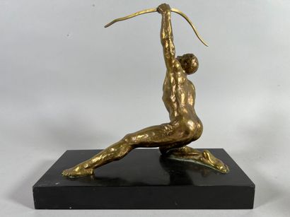 null L'archer, sujet en bronze doré sur socle en marbre noir

HT avec socle : 24...