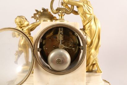 null Pendule en bronze et marbre blanc de style Louis XVI, cadran émaillé blanc encadré...