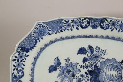 null Plat octogonale en porcelaine décor en camaieu bleu de fleurs - 42 x 34 cm