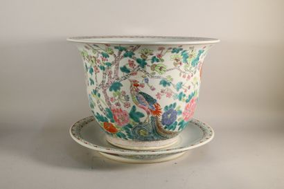 null Cache-pot en porcelaine à décor de fleurs et oiseaux branchés sur son présentoir....