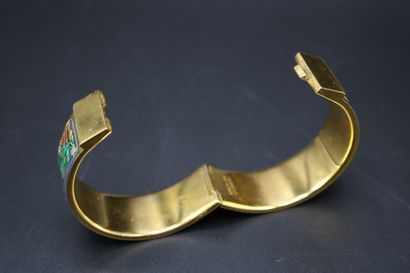 null Hermès, bracelet jonc rigide ouvrant, en métal doré et émail imprimé à décor...