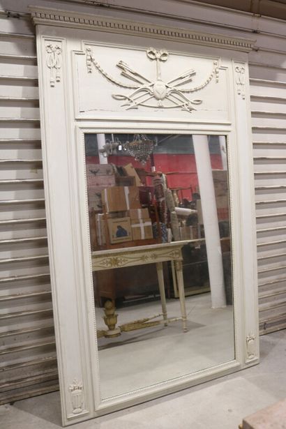 null Important miroir de cheminée en bois laqué blanc à décor en partie haute d'attribut...