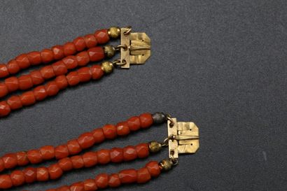 null Suite de deux bracelets formant paire, à trois rangs de perles de corail facetté,...