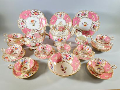 null Service à thé en porcelaine de Paris blanche et rose à décor floral comprenant...