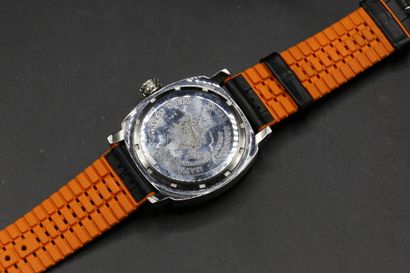 null POLJOT

montre bracelet boitier acier

bracelet plastique noir et orange

en...