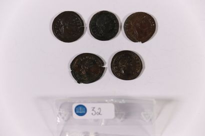 null Crispe (317-326), 5 petits bronzes de 18 à 20 mm.

TTB+/ Sup