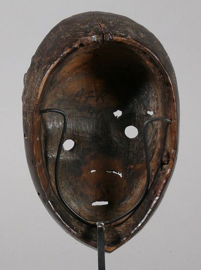 null Ancien masque en bois dur à belle patine sombre figurant un visage ovale au...