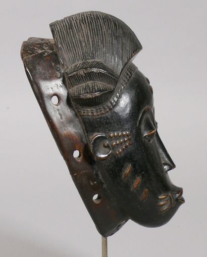 null Masque portrait "ndoma" en bois dur et lourd à patine sombre figurant un visage...