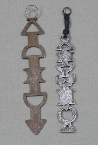 null Deux clés de voile "Asru N Swul" en fer, cuivre et laiton découpés, incisés...