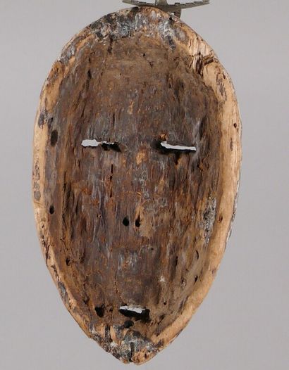 null Masque "lukwakongo" en bois léger rehaussé de pigment de kaolin (riche en mica)...