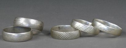 null Cinq bracelets en argent poinçonné, une paire à décor végétal stylisé incisé...