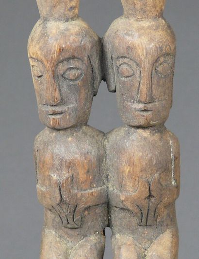 null Statuette d'autel "debata idup" en bois dense à patine sombre figurant un couple...