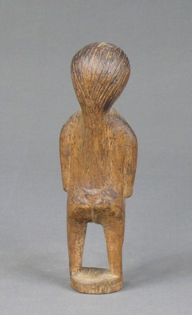 null Statuette en bois léger patiné figurant un personnage féminin debout, en position...