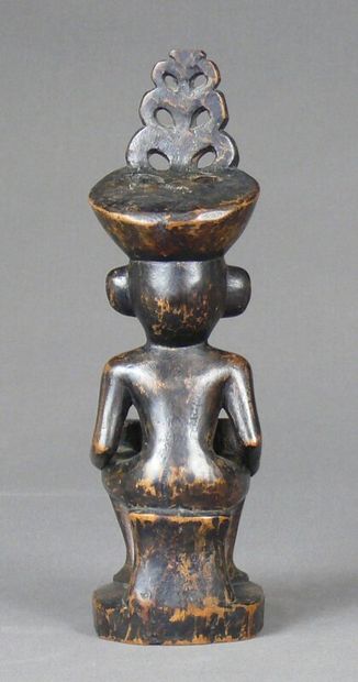 null Statuette d'ancêtre "Adu" en bois à patine sombre figurant un personnage masculin...