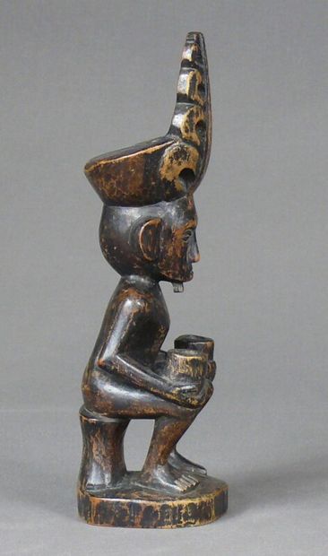 null Statuette d'ancêtre "Adu" en bois à patine sombre figurant un personnage masculin...