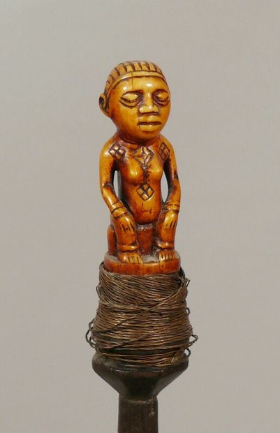 null Canne "mwala" en bois dur orné à son sommet d'une statuette à patine miel délicatement...