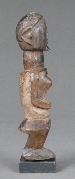 null Buti" statuette in hard wood with a dark patina and traces of pembe (kaolin)...