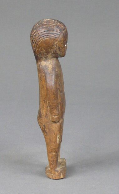 null Statuette en bois léger patiné figurant un personnage féminin debout, en position...