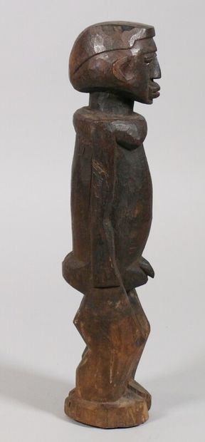 null Statuette "Bateba" en bois très lourd à patine sombre figurant un personnage...