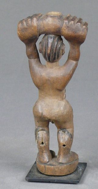 null Statuette en bois à patine brune pyrogravée figurant un personnage féminin trapu,...