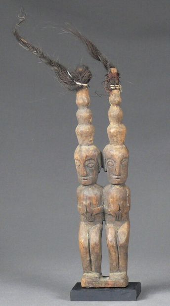 null Statuette d'autel "debata idup" en bois dense à patine sombre figurant un couple...