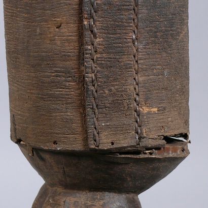 null Anthropomorphic ithyphallic container in wood with dark patina, the cylindrical...