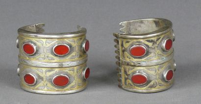 null Pair of "bilezik" bracelets in silver alloy with low title and stylized floral...