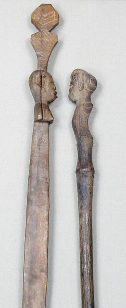 null Deux sceptres en bois dur à patine sombre sculptés en partie haute d'un buste...