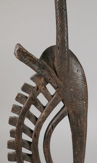 null Cimier "Tji Wara" en bois à patine sombre figurant l'antilope mythique aux formes...
