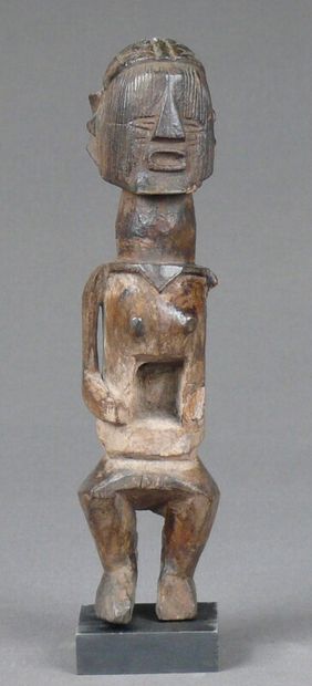 null Statuette "Buti" en bois dur à patine sombre et traces de pembe (kaolin) figurant...