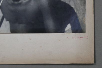 null Tirage argentique contrecollé sur carton, signé R. G. Mischkind. Portrait en...