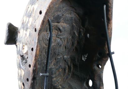 null Grand masque ancien "karan wemba" en bois dur à épaisse patine sombre et rehauts...