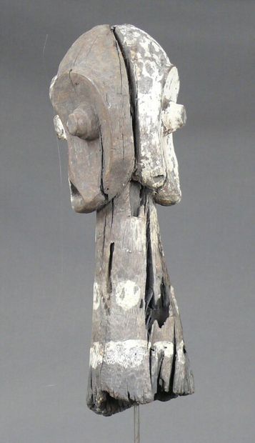 null Figure d'autel en bois dur et lourd à patine grise et rehauts de kaolin figurant...
