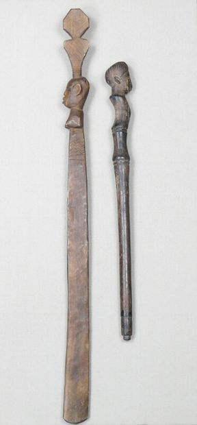 null Deux sceptres en bois dur à patine sombre sculptés en partie haute d'un buste...