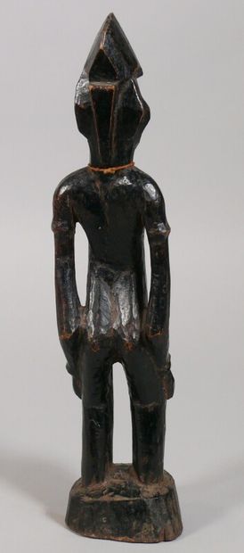 null Statuette in hard and heavy wood with a beautiful dark patina of use, representing...