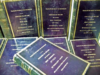 null 40. [Droit/André Ferradou]. Ensemble de 37 volumes de droit reliés à l'identique,...