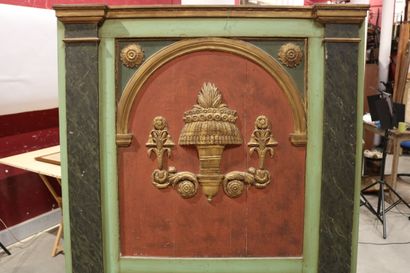 null Trumeau in green and red lacquered wood decorated in relief with an applique...