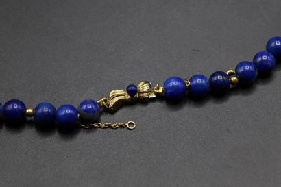 null Collier de perles de lapis-lazuli avec fermoir et chaine de sécurité en métal...