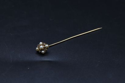 null Yellow gold tie pin set with five pearl seeds and four diamond chips forming...