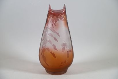 null GALLÉ, vase in pressed glass molded in the pinkish tones, decoration released...