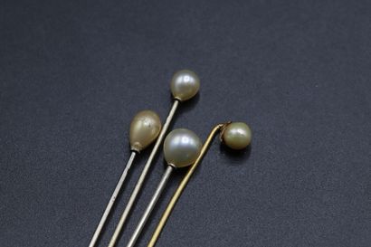 null Suite of three gold tie pins with pearls, three in white gold and one in yellow...