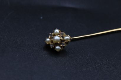 null Yellow gold tie pin set with five pearl seeds and four diamond chips forming...